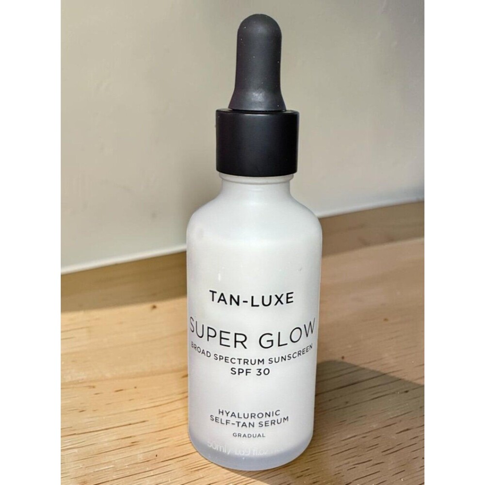 TAN-LUXE Super Glow Hyaluronic Self-Tan Serum SPF 30
